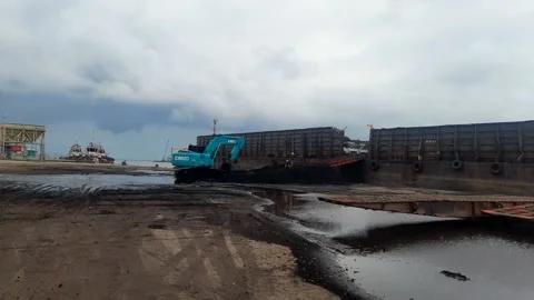 The excavator again made its way to the barge Stock Footage 225386843