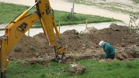 Excavator and worker Video stock 74950544