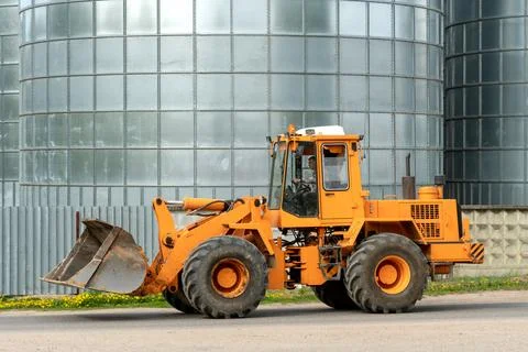 Excavator on the background agro-processing and manufacturing plant for proce Foto stock
