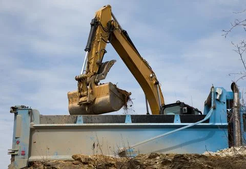 Excavator backhoe loading dump truck construction site hydraulic shovel Stock-Fotos
