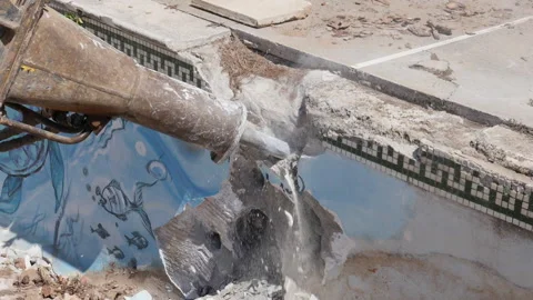 Excavator breaking the side of a swimming pool, slow motion. 스톡 동영상 170659051
