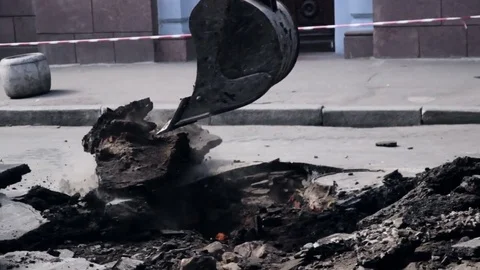 Excavator breaks the asphalt Vidéo 70667182