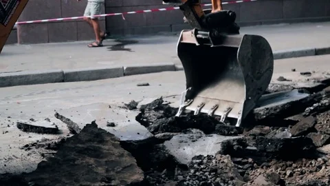 Excavator breaks the asphalt 库存影片 73199027