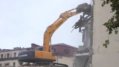 Excavator breaks house Video stock 217729290