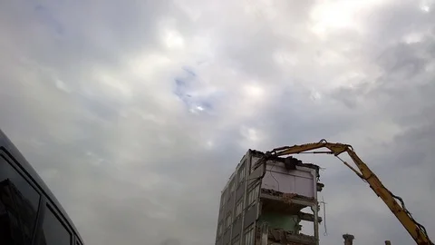 Excavator breaks off part of the building wall 스톡 동영상 100460160