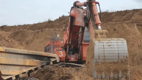 Excavator bucket digs coal 스톡 동영상 115012912