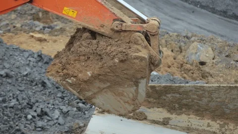 An excavator bucket digs Video stock 115012053