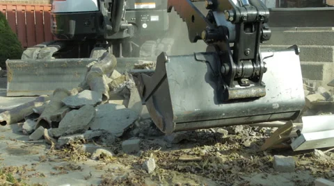 An excavator clearing rubble and dumping it in a pile 库存影片 40648935