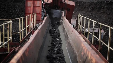 Excavator, coal loading, conveyor Video stock 81601681