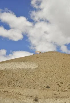 A Excavator constructing road in dry mountain in the way of Padum, Zanskar Stock-Fotos