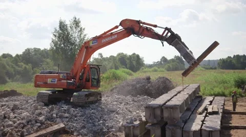 Excavator demolishing Stock Footage 40993252