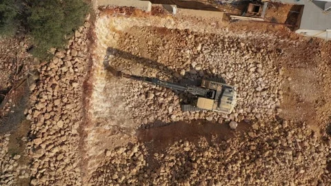 Excavator digging and loading rocks on construction site Vídeo Stock 305678977