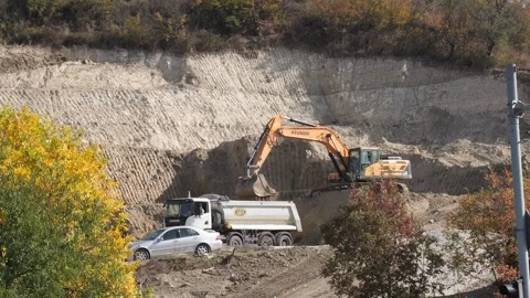 Excavator digging earth on mountain construction site Stock-Footage 348178384