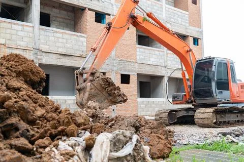 Excavator is digging the ground to embed septic tank. Foto stock