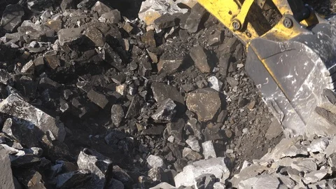 Excavator digging ore close-up. Bucket excavator rakes rock. Open pit mining. 库存影片 94600943