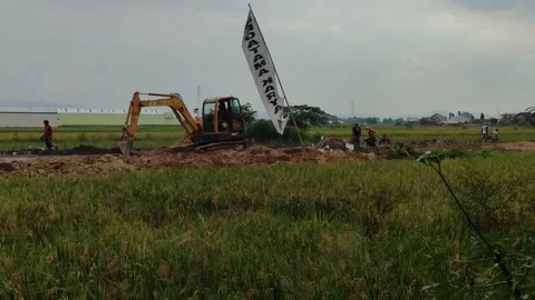 Excavator digging the soil Video stock 221378080