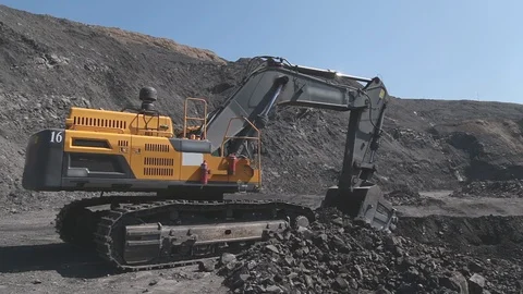 Excavator digs on a coal mine Stock-Footage 114819119