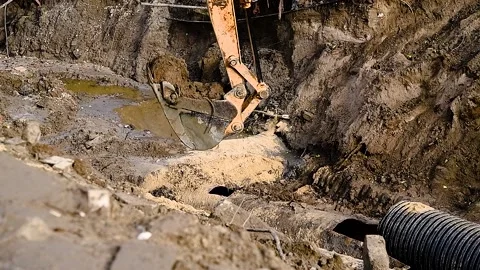 The excavator digs a deep ditch Видео 222585182