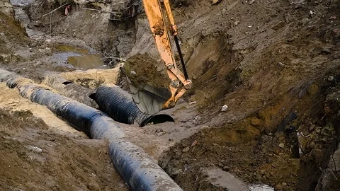 The excavator digs a deep ditch 動画素材 225323115