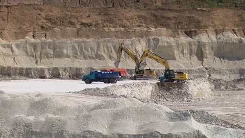 Excavator digs the ground 動画素材 71336724