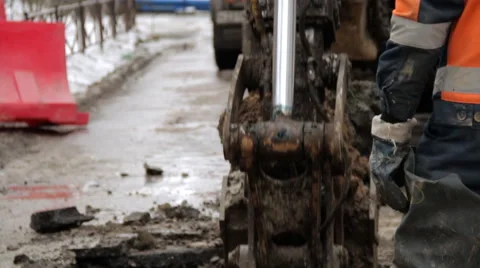 Excavator digs a pit. Video stock 62835120