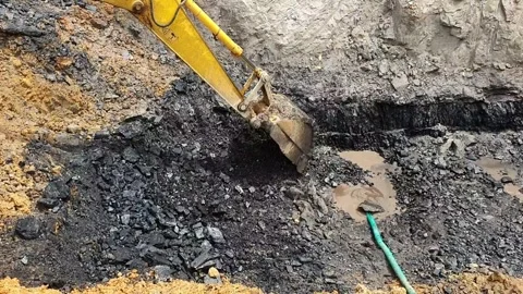 Excavator dredging coal Video stock 284291511