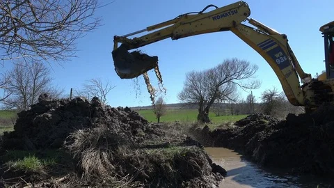 Excavator dredging mud Video stock 73879171