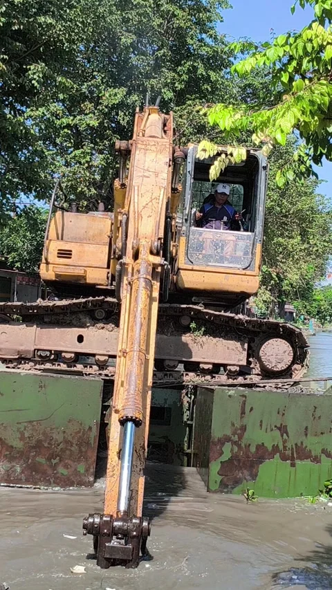 Excavator Dredging River for Flood Control in Sidoarjo Vídeos de archivo 334731980