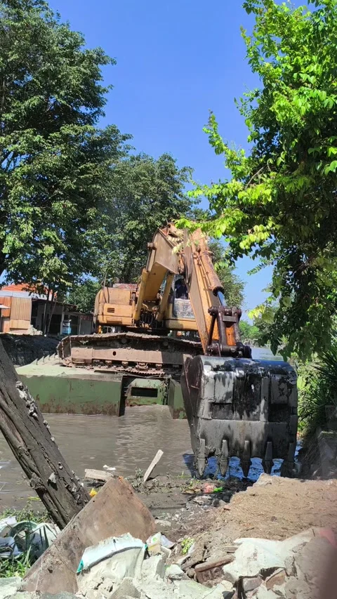 Excavator Dredging River for Flood Control in Sidoarjo Vídeos de archivo 334731999