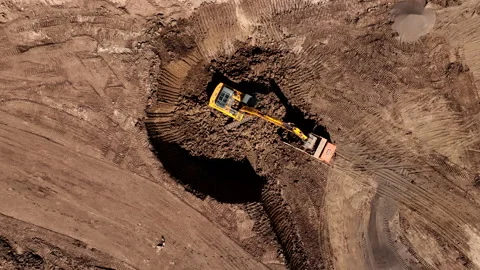 Excavator during clay mining.  mining in open pit. Vídeo Stock 203844743