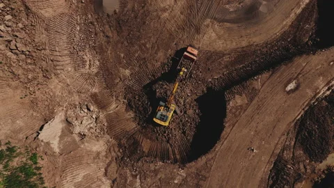 Excavator during clay mining.  mining in open pit. Vidéo 203854047