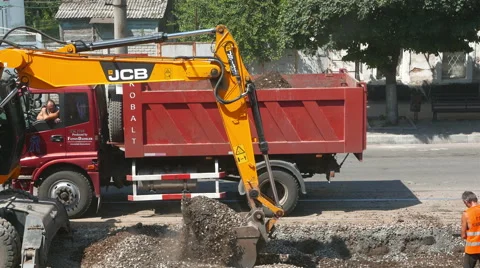Excavator fills the rubble lorry 스톡 동영상 65215263