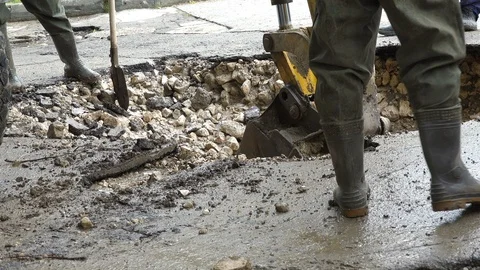 Excavator helps to eliminate the problem of breaking a pipe in the street Vidéo 109557207