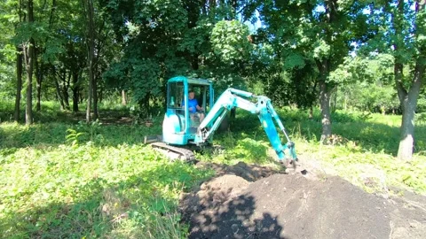 Excavator helps in work Stock-Footage 135439304