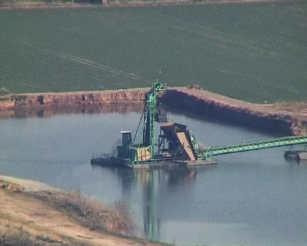 Excavator on a lake Vidéo 70552