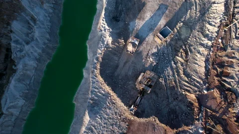 Excavator load limestone in mining truck in open pit mine. Vidéo 186468690