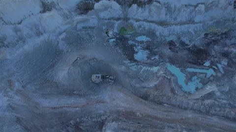 Excavator load limestone in mining truck in open pit mine. 스톡 동영상 186479948