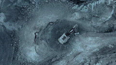 Excavator load limestone in mining truck in open pit mine. 스톡 동영상 186487334