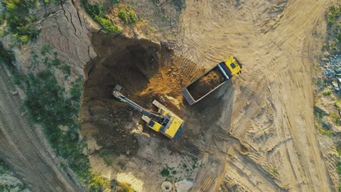 Excavator load the sand into dump truck. Видео 167038413