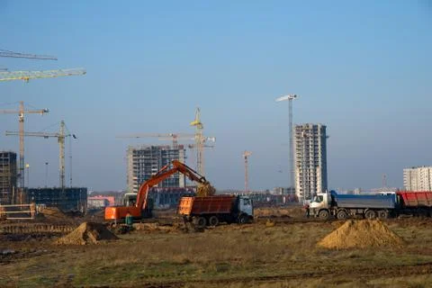 Excavator load the sand to the heavy dump truck on construction site. Excavat Foto stock