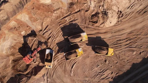 Excavator load sand in mining truck. Mining Excavator in open pit. Vidéo 195813130