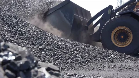 An excavator loading coal, close up 動画素材 201938045