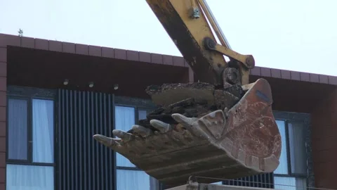 Excavator loading debris into dump truck at construction site Vidéo 311406293