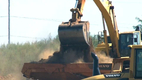 Excavator Loading Dirt into Dump Truck Vídeo Stock 115679732