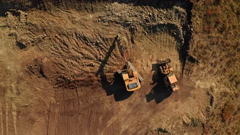 Excavator loading dump truck on construction site Vídeo Stock 302253809