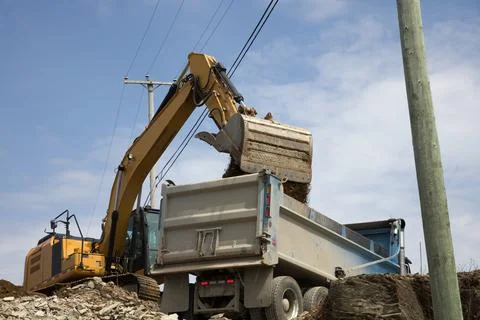Excavator loading dump truck construction site hydraulic shovel heavy lorry Stock-Fotos