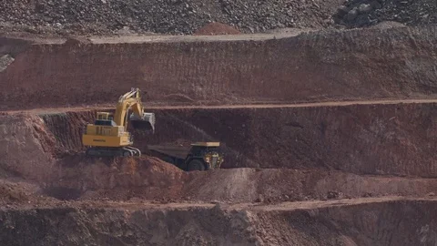 Excavator loading dump truck Stock-Footage 81733911