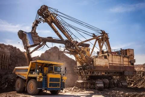 Excavator loading dump truck Foto stock