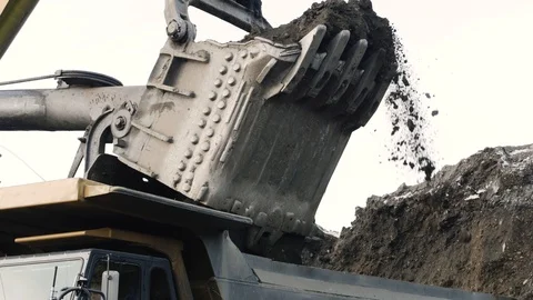 Excavator Loading Dumper Truck 库存影片 89636799