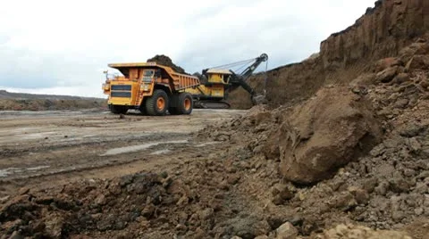 Excavator loading huge dump trucks Video stock 10767356